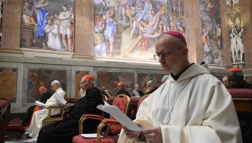 Na pierwszym planie bp Erik Varden, w tle Leon XIV i kardynałowie perfekci Kurii Rzymskiej