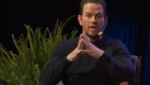 [video] Mark Wahlberg o wierze: Zawsze zaczynam mój dzień na kolanach
