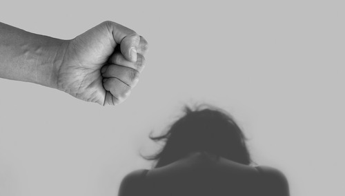 Były radny PiS pobił żonę. Według Newsweeka winien jest "kult rodziny"...