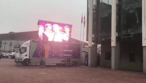 [video] Samotny telebim pod Torwarem. Chyba Biedroń spodziewał się lepszej frekwencji