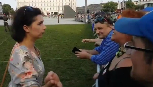 [video] "Ruda z KODu" spoliczkowana przez kobietę podczas zakłócania uroczystości
