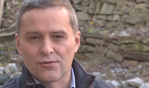 Gmyz: Broszura pod patronatem niemieckiej minister rodziny. "Dziewczynki z warkoczykami podejrzane"