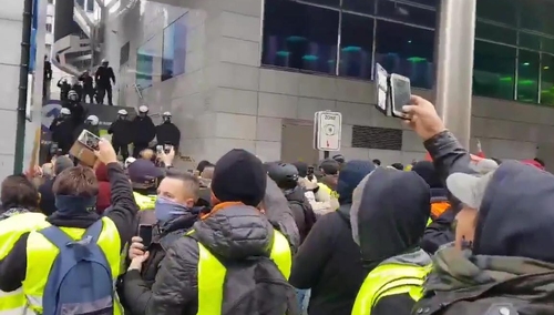 [video] Żółte kamizelki przed Parlamentem Europejskim w Brukseli