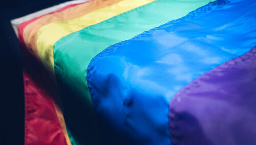 Niemiecka firma chce bronić osoby LGBT w Polsce "przed przemocą". "Odzież ma się stać symbolem odwagi"