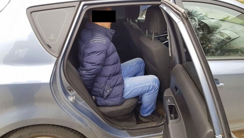 Policja zatrzymała mężczyznę za prezentowanie małoletnim pornografii. Udawał policjanta