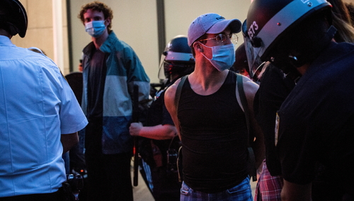 Haaretz: "Trump atakując Antifę atakuje Żydów. Każdy Żyd powinien..."