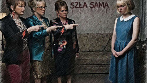 Trzy starsze kobiety wskazują palcem na młodszą kobietę