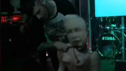 [video] Patologia. Zespół metalowy "Mshaa" poderżnął gardło lalce z sex shopu z głową Kaczyńskiego