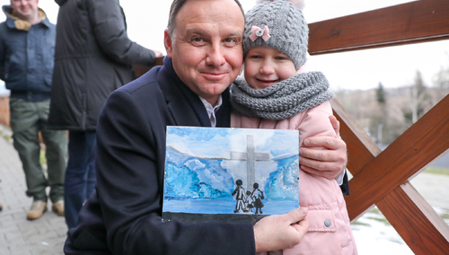 Martynka stópkami namałowała obraz prezydentowi Dudzie. Zawiśnie on w Pałacu Prezydenckim