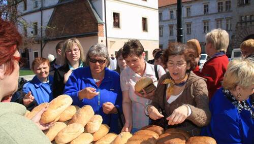 Polacy w sprawie ograniczenia handlu w niedziele. Badanie IBRiS