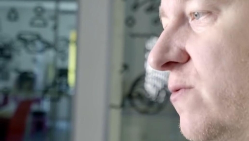 Prof. Kochanowski: "Jestem gejem. Będę się bronił". Internauci: Za tęczą się chowasz, papierowy tygrysie?