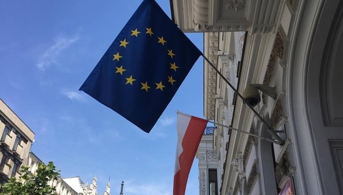 Europejski tygodnik "New Europe" pisze o deklaracji Victora Orbana o poparciu dla Polski w sporze z KE