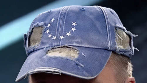 Zniszczona czapka z daszkiem