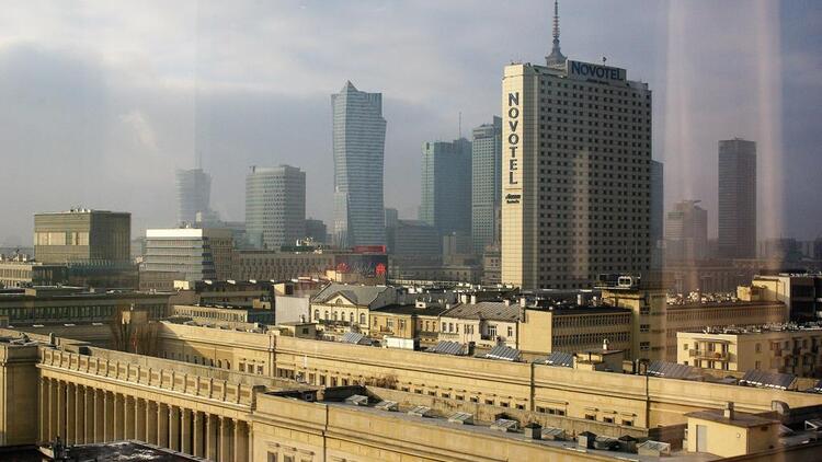 Przetarg na 3 etaty dla 8. pracowników. Żółta kartka dla Warszawy Śródmieście