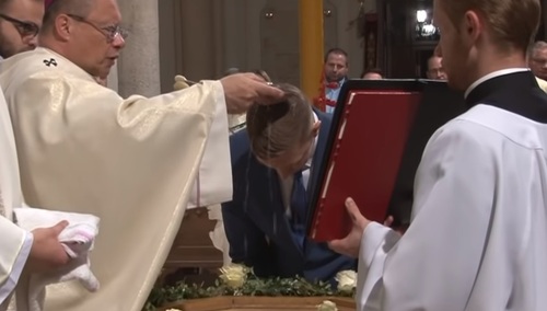 [video] Wigilia Paschalna. Wzruszająca ceremonia Chrztu i Bierzmowania dorosłych w Archidiecezji Łódzkiej