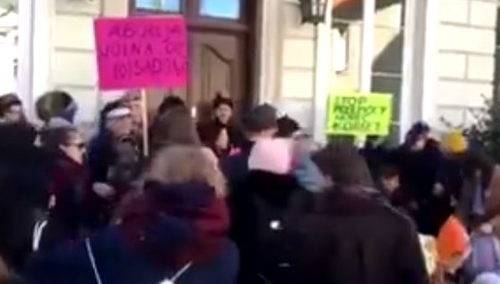 [video] "Hej klecho wyjdź po dobroci". Protest aborcjonistów pod siedzibą Domu Arcybiskupów Warszawskich