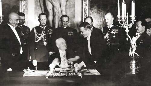 Prezydent Ignacy Mościcki podpisuje konstytucję kwietniową 23 kwietnia 1935