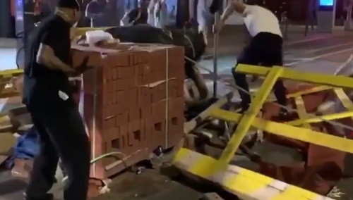 [video] Biały Dom publikuje film z przygotowań do "pokojowych" protestów. Kamienie, kostka brukowa, cegły