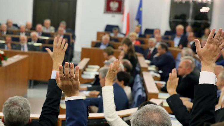 Senacka komisja głucha na głos partnerów społecznych