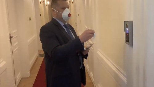 [video] "Przedsiębiorcy czekają na pieniądze a prezydenta nie ma". Posłowie PiS w biurze Trzaskowskiego