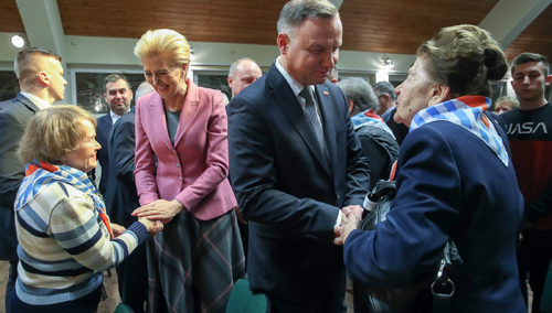 [WIDEO] Wzruszające spotkanie pary prezydenckiej z byłymi Więźniami przed uroczystościami w Auschwitz