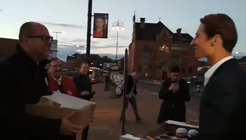[video] Przypadkowe spotkanie Pawła Adamowicza z Kacprem Płażyńskim. "Rozdaję pączki z budyniem"