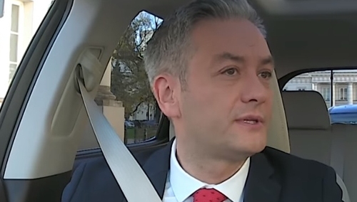 Robert Biedroniowi nie podobają się nowe wzory polskich paszportów