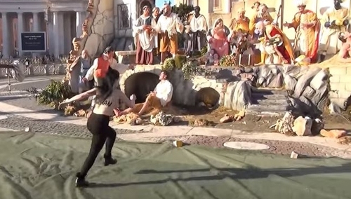 [video] Działaczka Femenu usiłowała porwać figurkę Jezuska z szopki w Watykanie