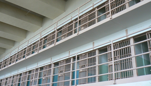 Wyborczy szczyt absurdów. Wójt oskarżony o popełnienie 92 przestępstw z aresztu wygrał I turę wyborów