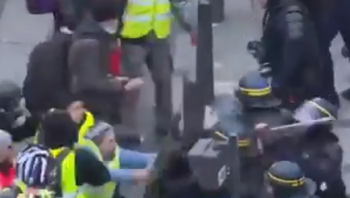 [Wideo] Niespokojnie na ulicach Brukseli i Paryża