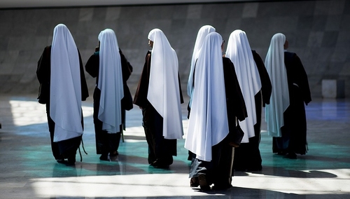 Zakonnica do prowokującego członka subkultury: "No błagam. Nikt nie ściska różańca, ponieważ jesteś..."