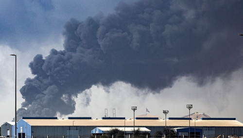 Dym unosi się w powietrzu nad portem Dżabal Ali po uderzeniu odłamków przechwyconego przez irański pocisk w Dubaju, Zjednoczone Emiraty Arabskie, 1 marca 2026 r.