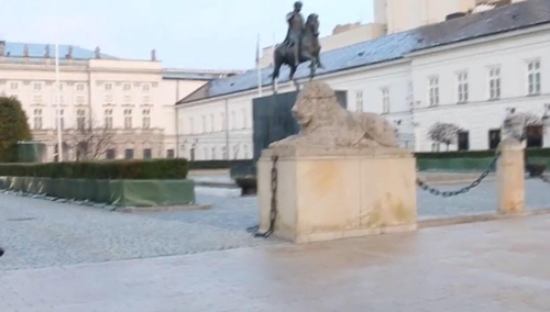 Kierowca próbował wbić się samochodem w bramę Pałacu Prezydenckiego