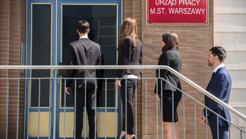 Ludzie stojący w kolejce do drzwi