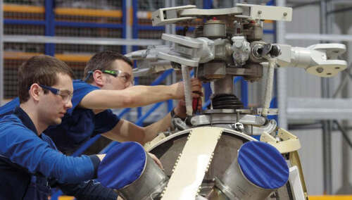 Mężczyźni pracujący przy maszynie