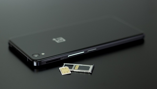 Rejestrujesz telefon na kartę? Uważaj na to, co oferują operatorzy