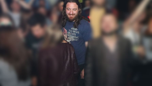 To on mógł zniszczyć tablice upamiętniającą ks. Jankowskiego. Policja prowadzi poszukiwania