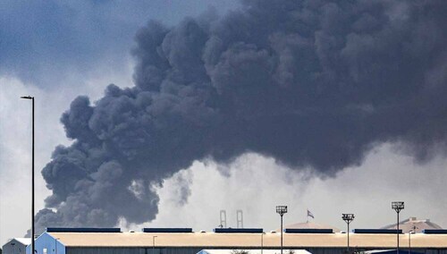 Kłęby dymu nad portem w Dubaju