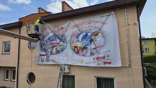 Praca konkursowa na budynku podbeskidzkiej "S"