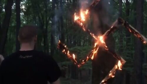 wPolityce opublikowało zdjęcia operatora TVN "hajlującego" na "urodzinach Hitlera"