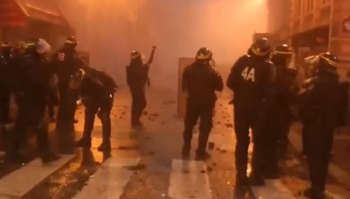 Noc zamieszek pod Paryżem, starcia z policją. "Ludzie są głodni" tłumaczy lewicowa polityk