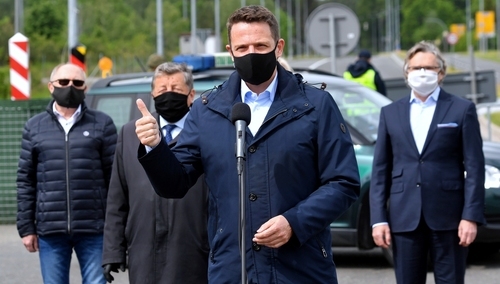 Kuźmiuk: Trzaskowski jeździ po Polsce i krytykuje rząd, a sam nie potrafi rozdzielić rządowych pieniędzy