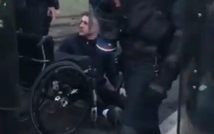 [video] Francuska policja zrzuca z wózka niepełnosprawnego demonstranta