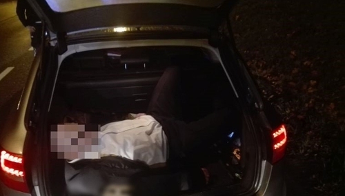 Kierowca był nietrzeźwy, a jeden z pasażerów spał... w bagażniku