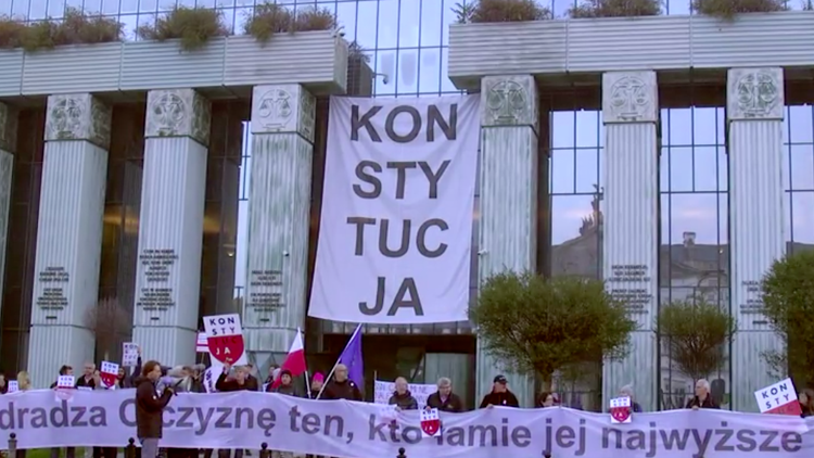 Radca prawny z Olsztyna pisał na Twitterze „Je**ć PiS i się nie bać”. Teraz publikuje oświadczenie