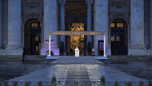 „Te zdjęcia przejdą do historii”. Papież Franciszek modlił się na pustym placu św. Piotra