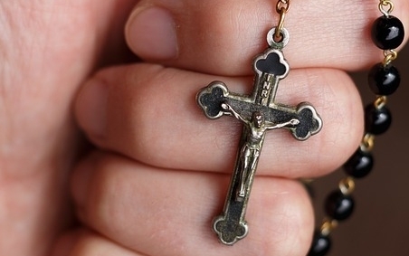 Rzecznik Archidiecezji Warszawskiej: "Nie podoba mi się "pojedynkowanie" na różaniec w dłoni"