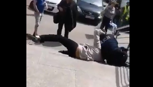 [video] Zobacz interwencję policjantów, którzy z narażeniem życia obezwładnili nożowników. Są ranni.