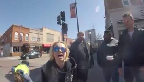 [video] Zwolenniczka aborcji jak opętana atakuje ulicznego prolajfera