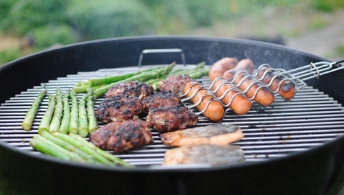 Poznań: Nad jeziorem Maltańskim ośmiu policjantów urządziło sobie grilla. "Kary będą surowe"